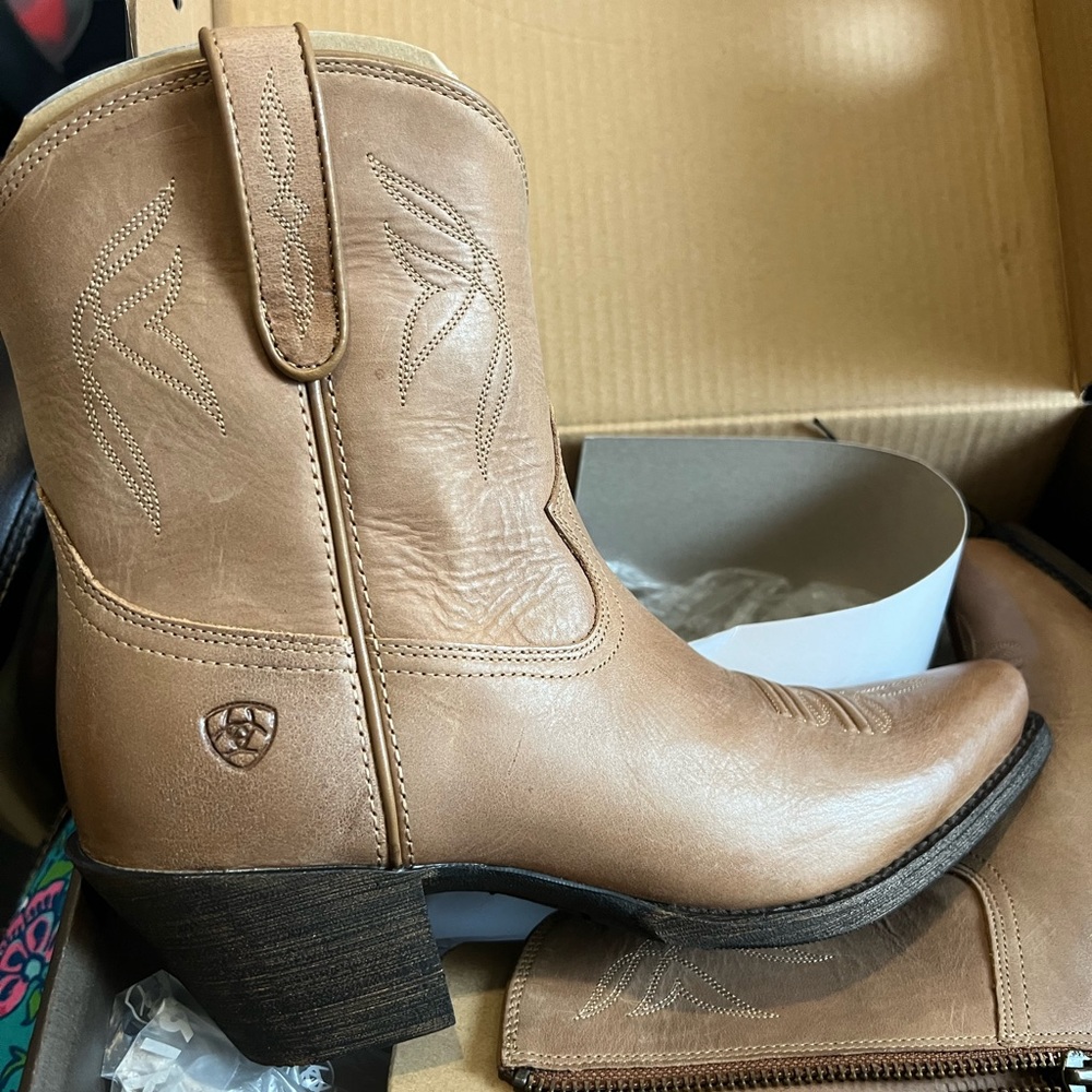 New Ariat leather western boots